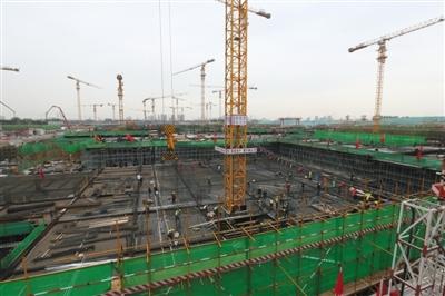 昨日,北京城市副中心行政办公区建设工地,工程正在紧张施工中.