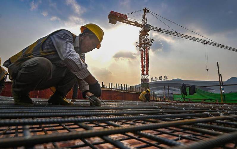 重庆日报全媒体消息,2021年12月2日,重庆西站枢纽二期土建工程施工
